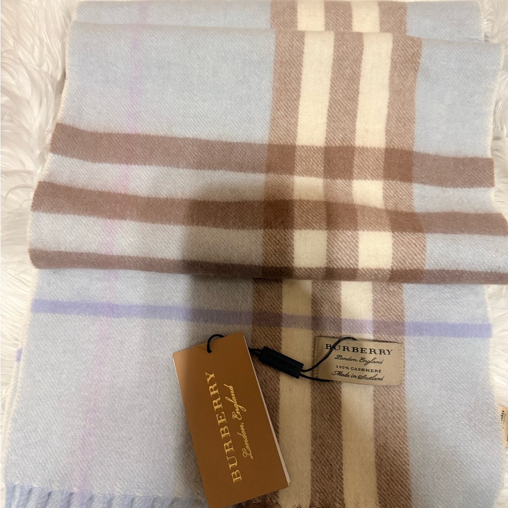 Burberry cashmere Scarf NWT - Picture 3 of 5